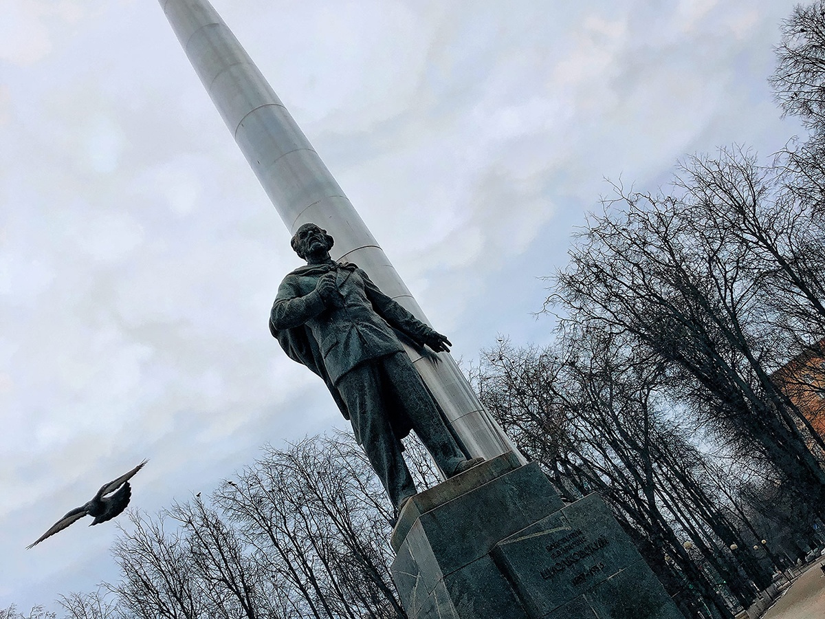 Памятник Циолковскому в Калуге