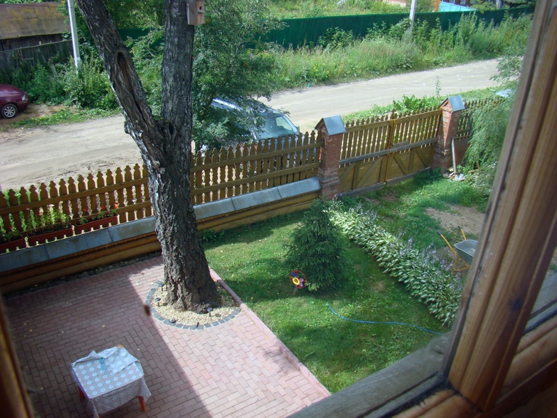 Вид из окна на двор и мини-парковку