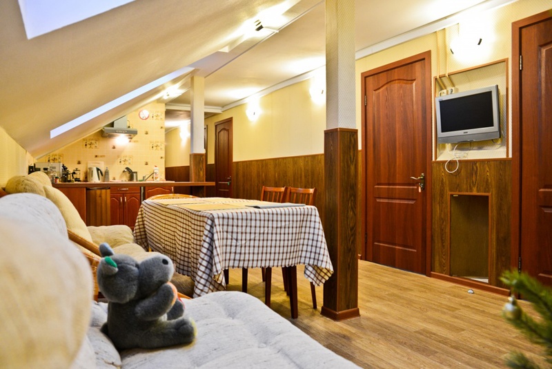 Холл в гостиничном номере.