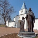 Памятник Евдокии Стрешневой и наследнику престола у стен монастыря.