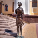Памятник зрителю у входа в калужский драмтеатр. 