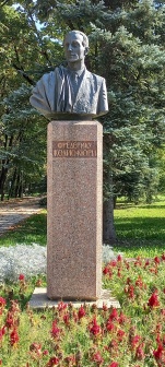 Памятник Фредерику Жолио-Кюри
