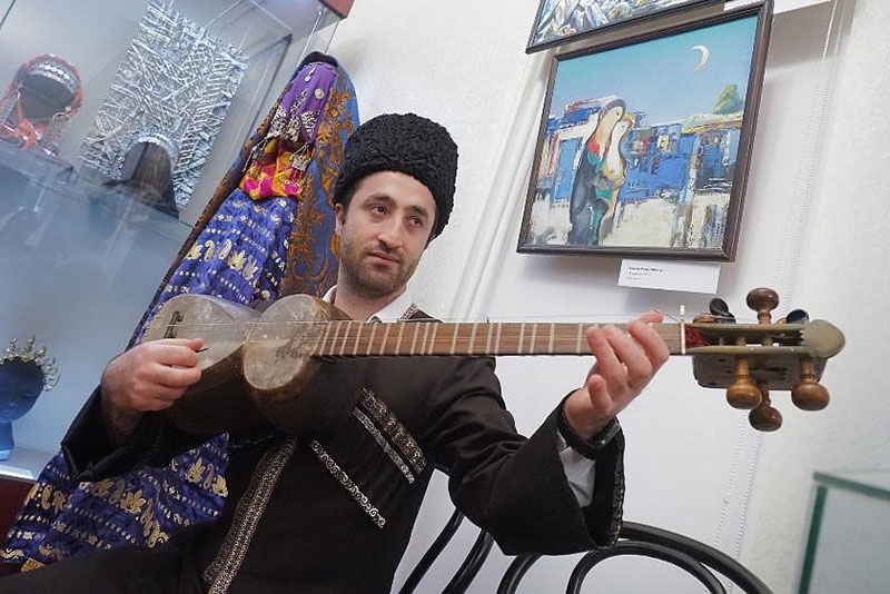В Дом Шамиля приехала выставка из Дагестана: живопись, костюмы, предметы быта