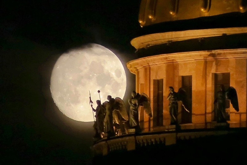 Луна в поэтическом и практическом образе предстает на выставке в Дом-музее Чижевского