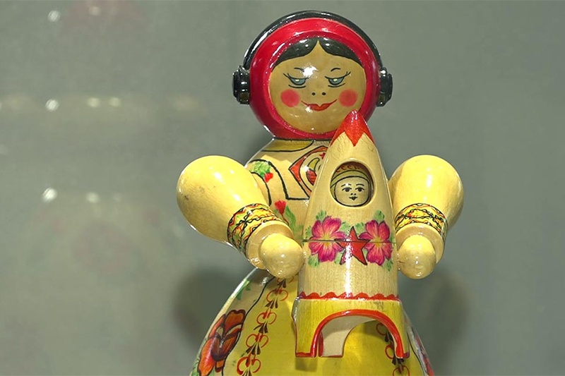 Космоматрешки и другие предметы традиционного искусства представлены в музее космонавтики