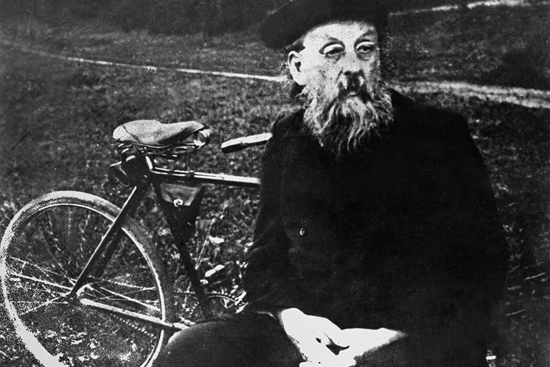 «О, я недаром в этом мире жил!»: выставка к 165-летию К.Э. Циолковского