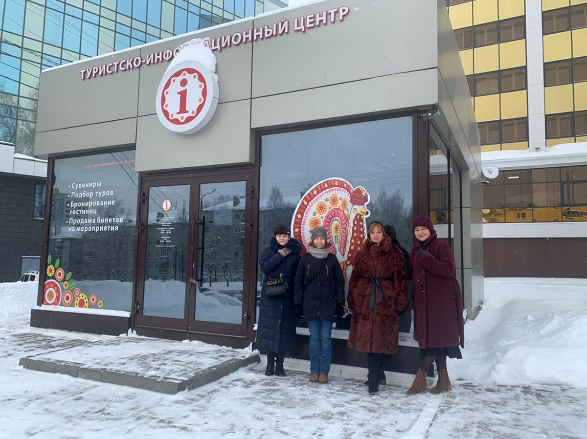 У здания туристско-информационного центра Кировской области