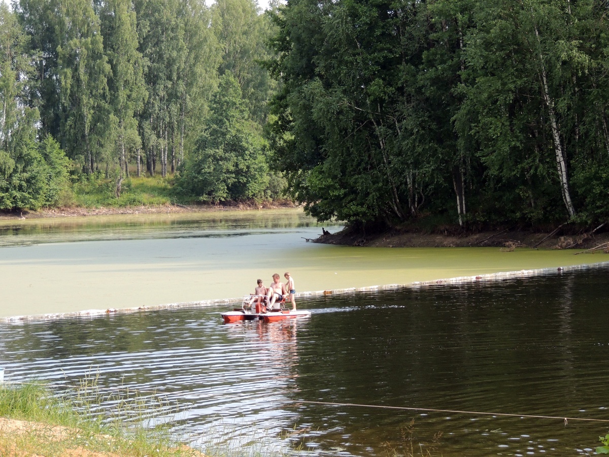 Прогулки на катамаране по пруду.