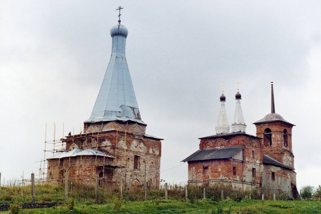Храмы монастыря Спас-на-Угре до реставрации.