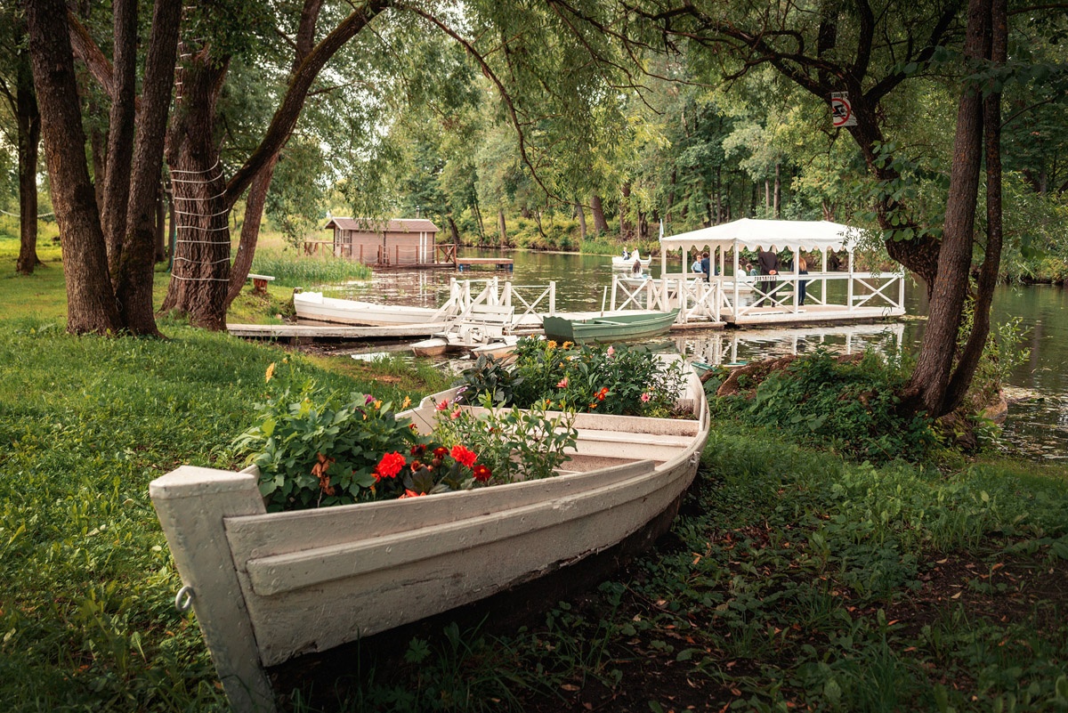 Лодочная станция и плавучая беседка.