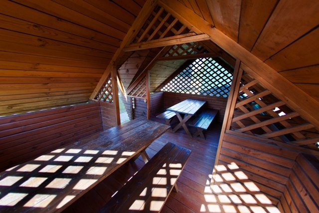 Внутри летней беседки