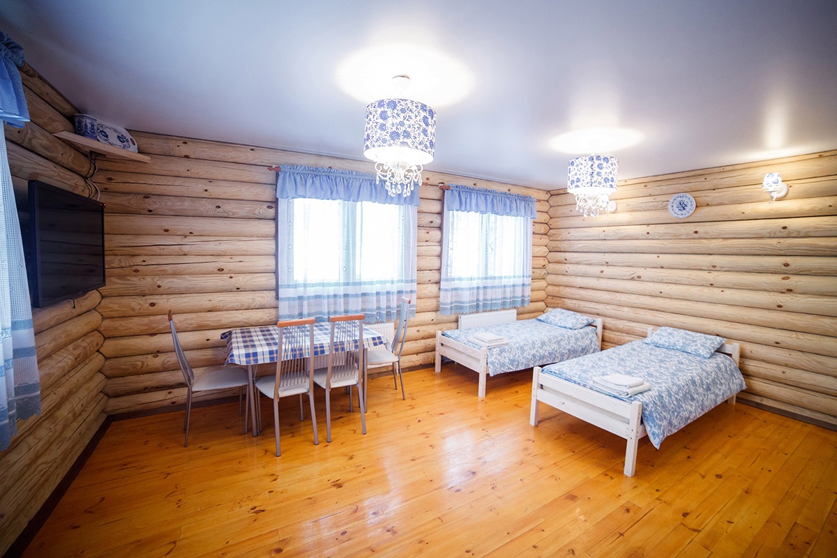 Интерьер маленького гостевого домика, под гжель