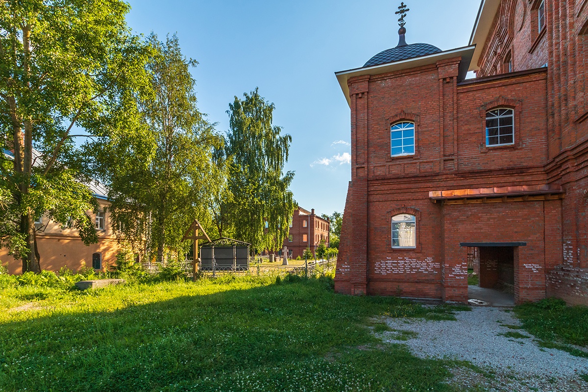 Вид на монастырский некрополь