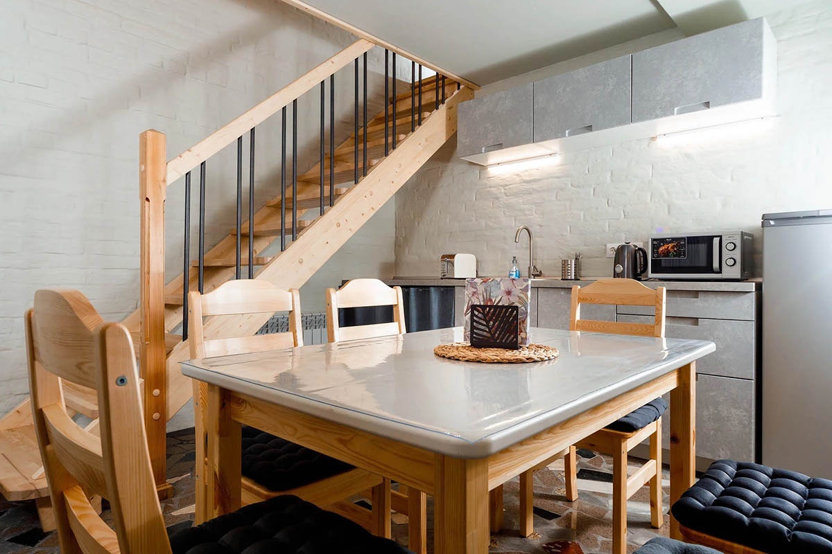 Обеденная зона в апартаментах