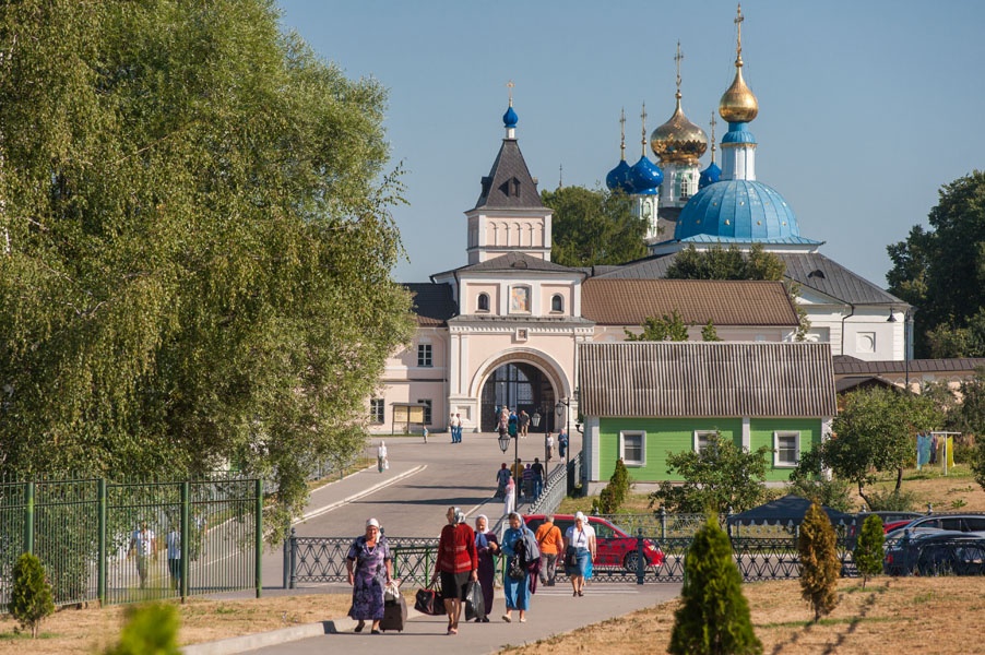 Основной вход в монастырь.