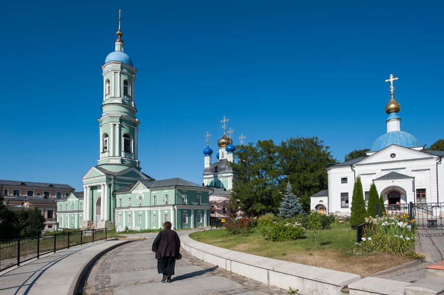 Монастырская колокольня (слева), за ней виден соборный храм в честь Введения во храм Пресвятой Богородицы..