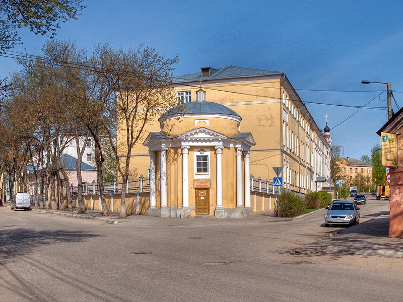 Вид на здания Казанского монастыря с улицы Театральной.