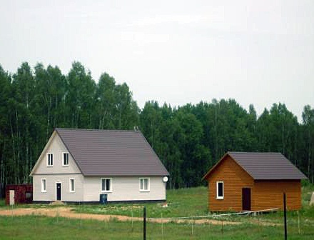 Гостевой дом (справа) и баня (слева) в Якимово.