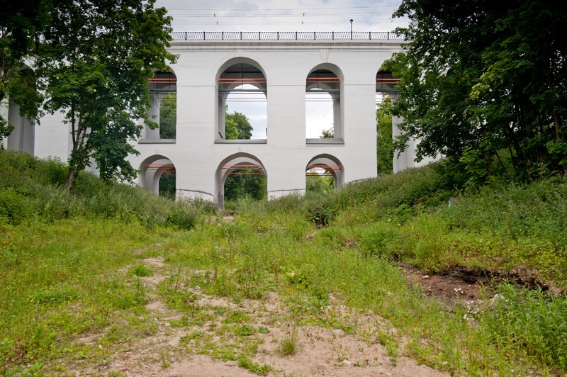 Вид моста со дня Березуйского оврага. Фото Антона Агаркова.