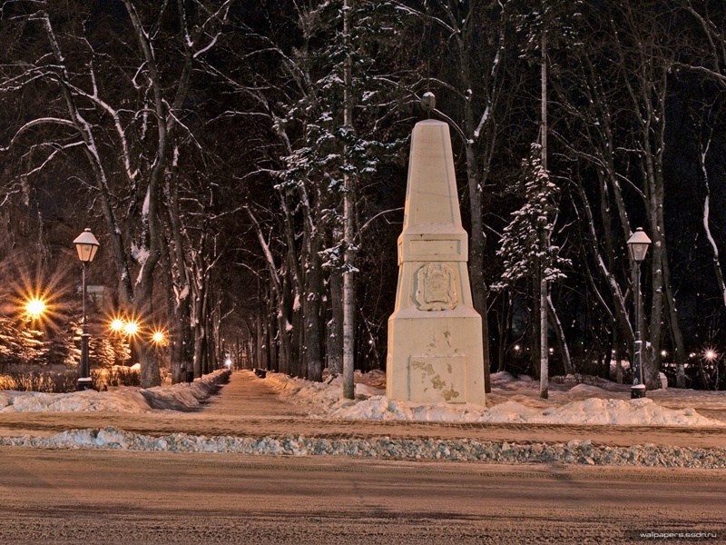 Обелиск, установленный на "градской" стороне от моста.