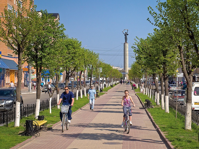 Вид на обелиск с улицы Кирова.