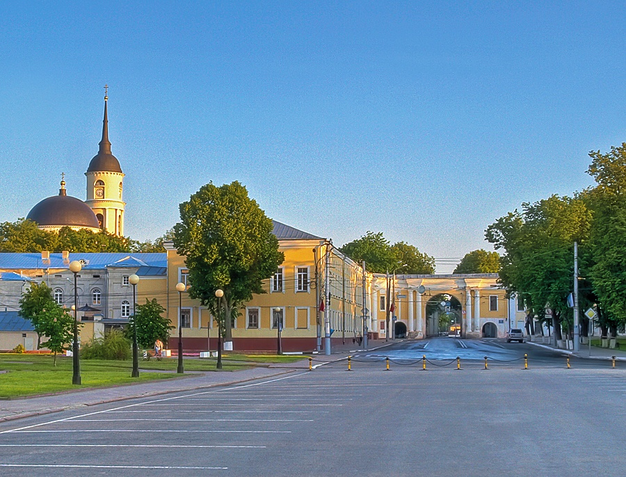 Вид на Восточные корпуса Присутственных мест и на Троицкий кафедральный собор.