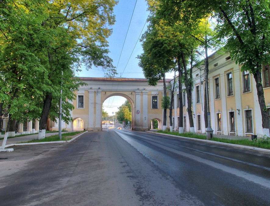 Центральная часть ансамбля Присутственных мест граничит с Городским парком культуры и отдыха. Сквозь арку видно полотно Каменного моста.