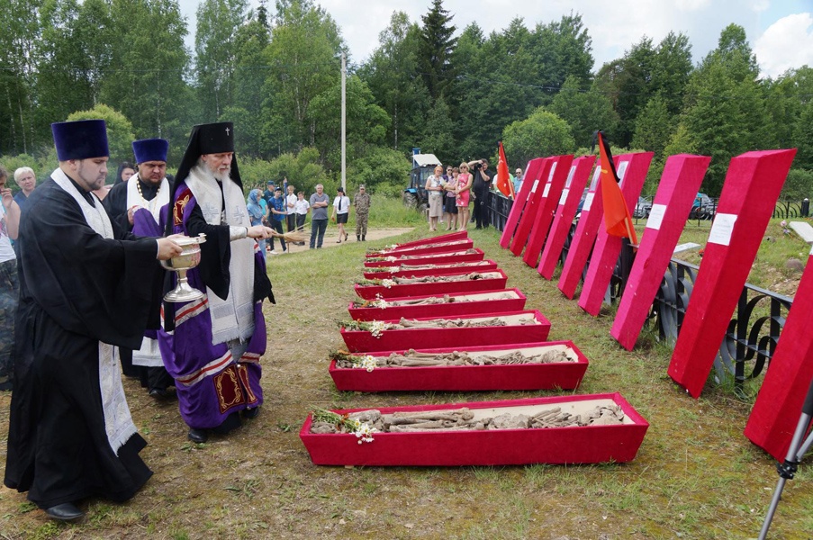 Перезахоронение останков в Барсуках. 22 июня 2013 год.
