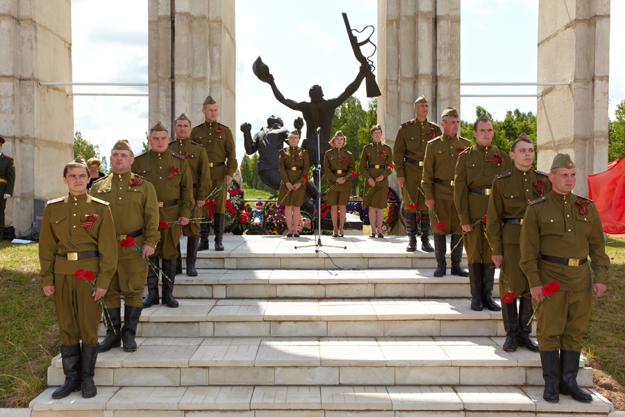 Митинг на мемориале в Барсуках. 8 мая 2011 год.