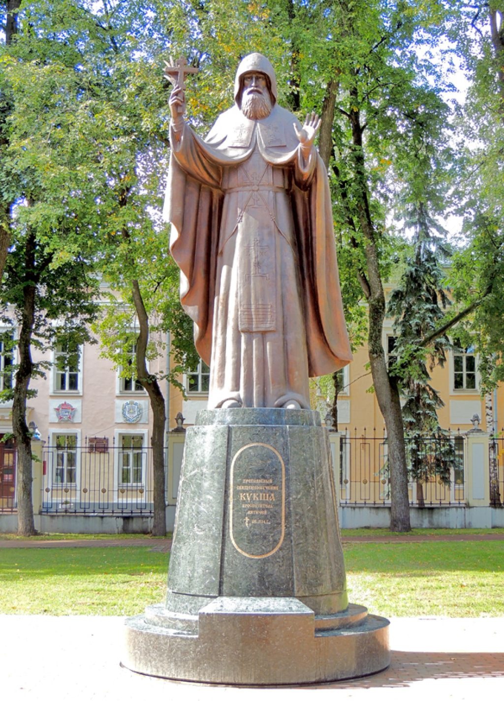 Памятник священномученику Кукше перед входом в Троицкий собор.