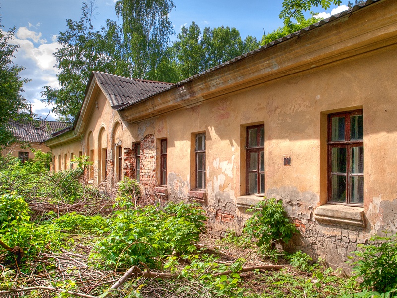 Сохранившийся флигель.
