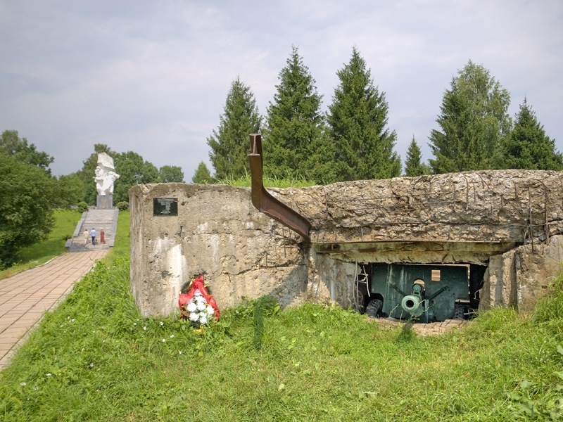 Сохранившийся с 1941 года дот. На заднем фоне памятник подольским курсантам.