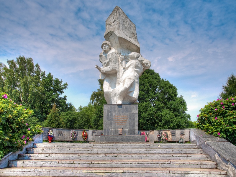 Памятник подольским курсантам.