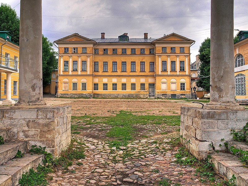 Внутренний двор усадьбы, где регулярно организуются праздники и фестивали.
