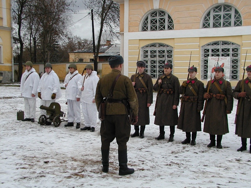 Военно-исторический клуб "Батальон" во дворике Краеведческого музея реконструирует освобождение Калуги от фашистов.