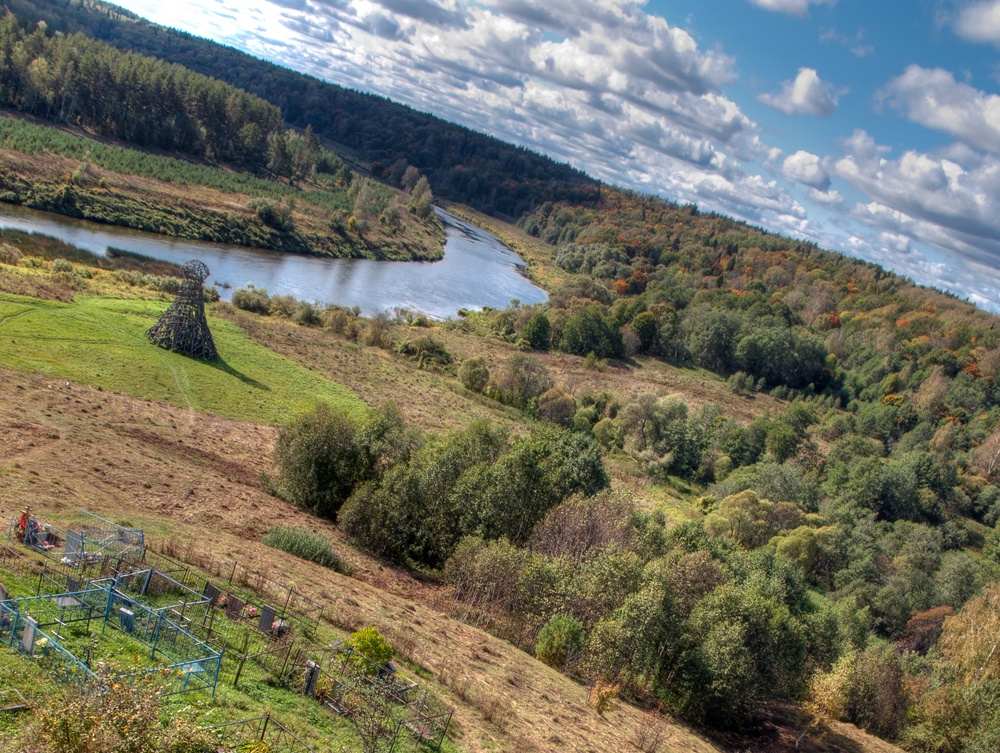Река Угра и "Маяк" (арт-объект "Никола-Ленивца")