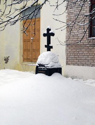 Достопримечательность г. Жиздры. Мраморный камень с дарственной надписью царю Александру III, подаренный жителями Жиздры в благодарность за помощь в восстановлении города после пожара.