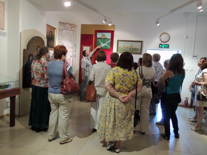 Экскурсию ведет директор музея - Александр Викторович Сорокин.