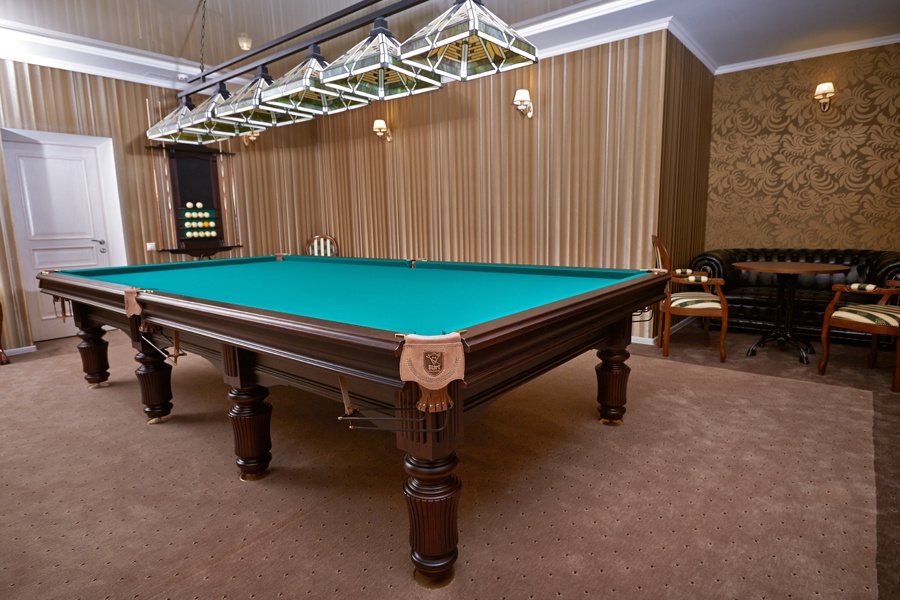 Бильярдный зал гостиницы.