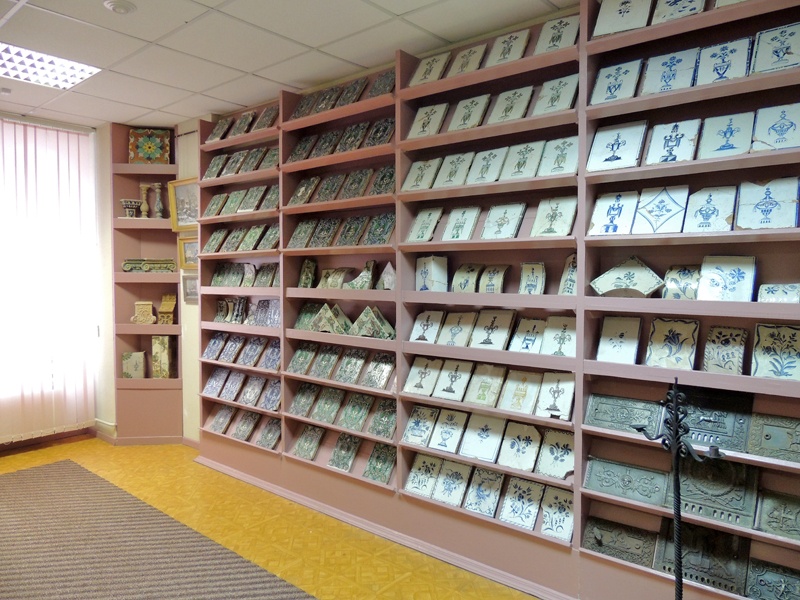 Часть уникальной коллекции печных изразцов.