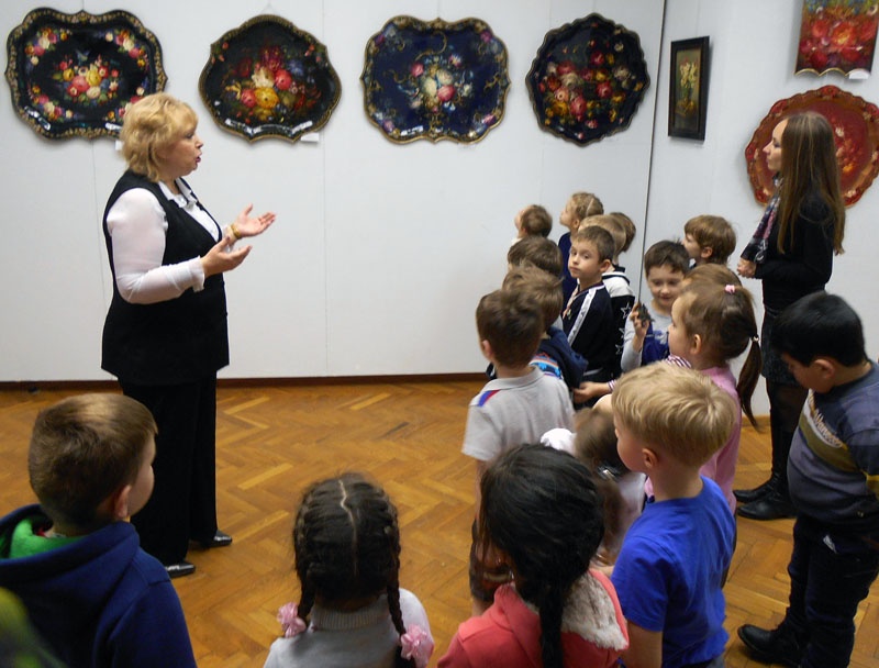 Экскурсию ведёт директор Центра - Наталья Ячник.