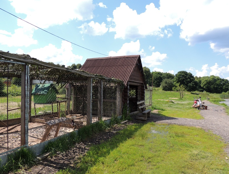 Домики для отдыха и рыбацкой трапезы.