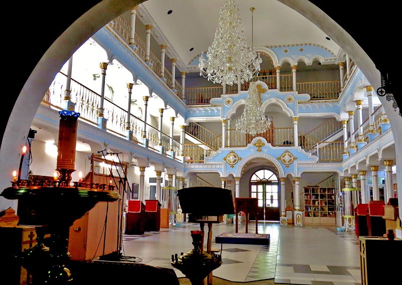 Современное внутреннее убранство Казанского храма.