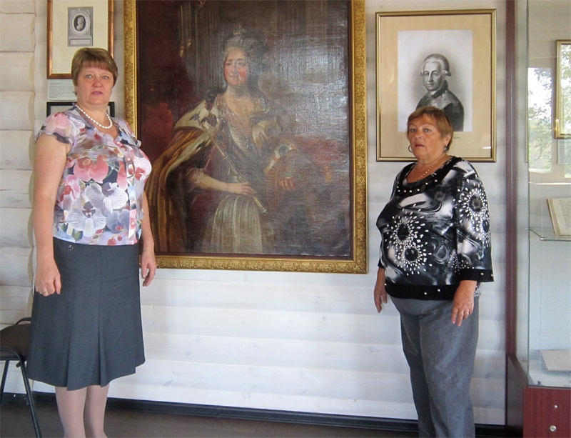 Сотрудники музея в экспозиционном зале второго этажа.