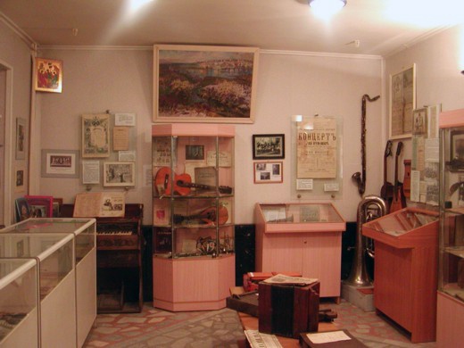 Экспозиция музея истории музыкального образования калужского края.