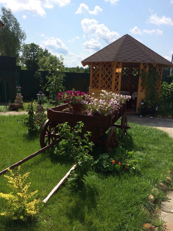 Летнее подворье ресторана "Кухмистр". В беседке тоже можно снять столик.