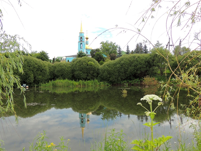 Живописный пруд в парке храма.