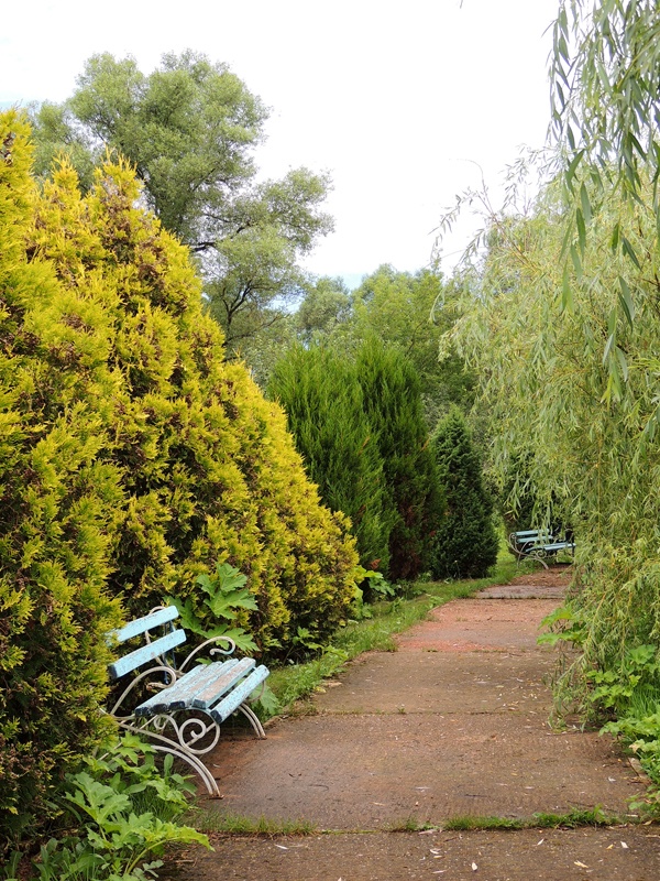 В парке при храме.