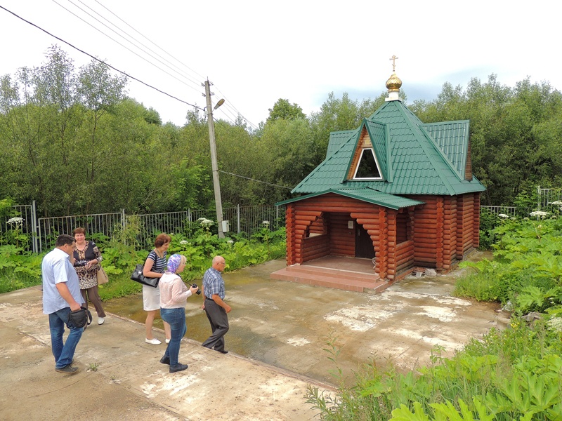 Часовня-купальня за прудом.