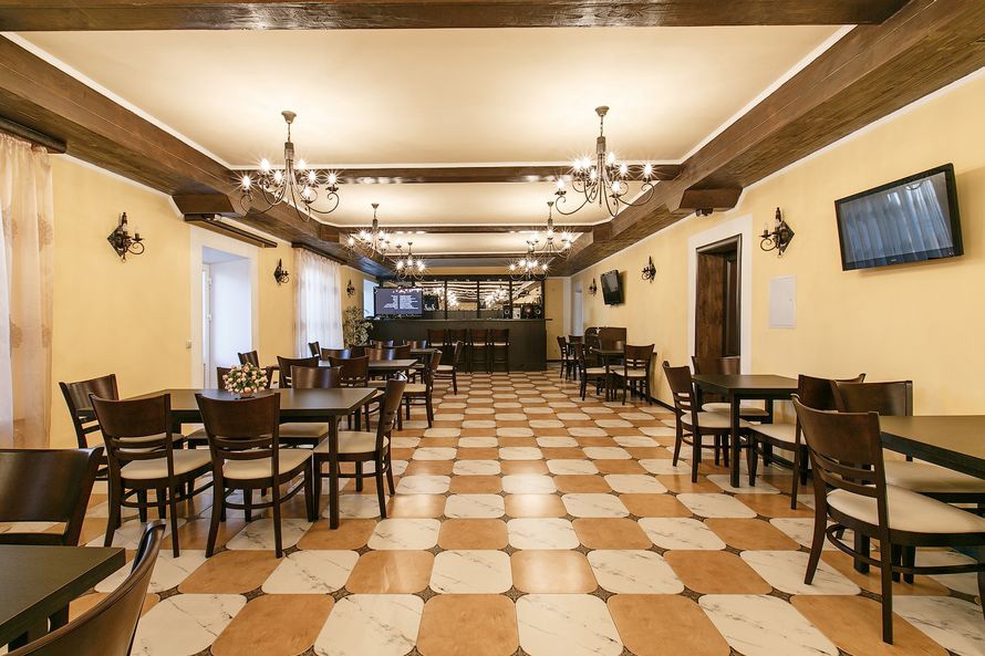 Ресторан на первом этаже гостиничного корпуса.
